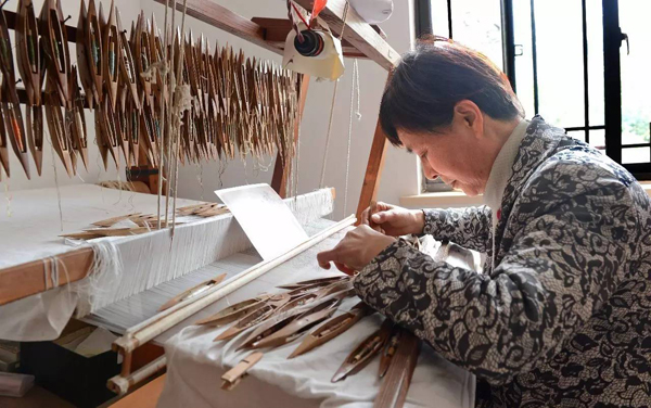 解讀《我在故宮修文物》“出門見喜”春聯缂絲工藝